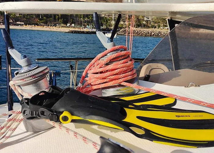 Botel Catamaran Eliane *